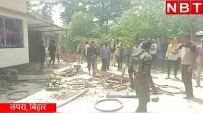 Chhapra News : छपरा में हत्या के आरोपी पूर्व मुखिया के घर पर भीड़ का हमला, वीडियो देख हिल जाएंगे