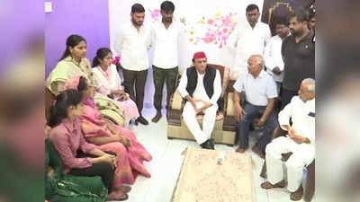 Lucknow News:रश्मि को राजनीतिक दबाव में करना पड़ता था काम.. फंदे से लटकी मिलीं दारोगा के घरवालों से मिलने पहुंचे अखिलेश यादव