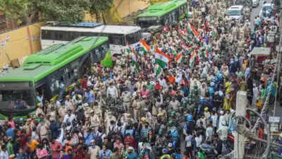एकता और शांति का दिया संदेश... जहांगीरपुरी में तिरंगा लेकर सड़क पर उतरे हिंदू-मुस्लिम एक साथ