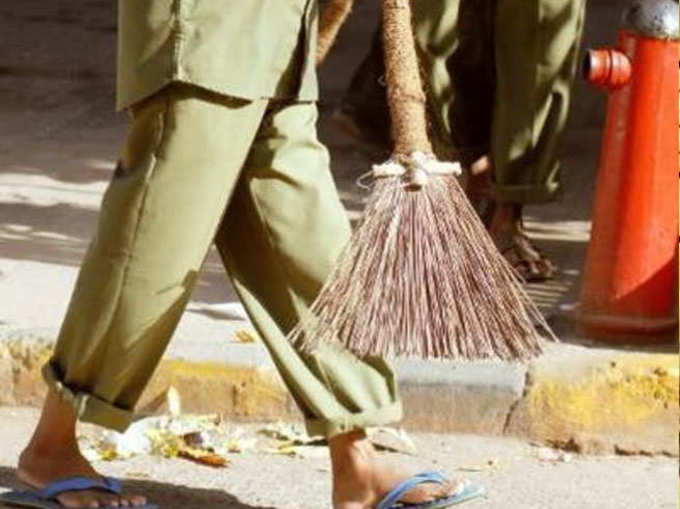 सूर्यास्त के बाद न लगाएं झाड़ू