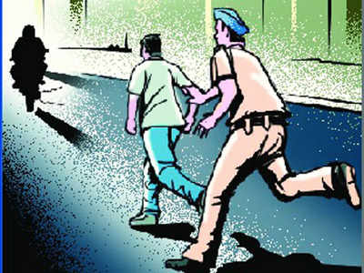 Delhi Crime News: मोबाइल लूटकर भाग रहे लुटेरे ने चाकू से किया हमला, कॉन्स्टेबल ने मारी गोली