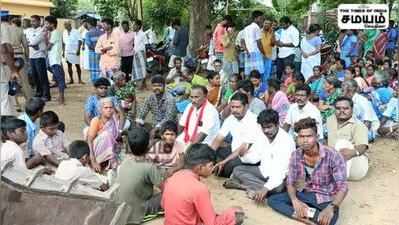 வீடுகளை இடிக்க வந்த அதிகாரிகள்; ஜேசிபியை சிறைபிடித்த மக்கள்!