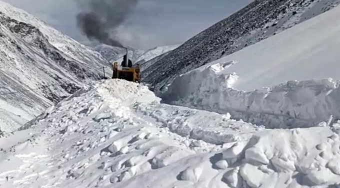 हजारों फीट ऊंचाई से होकर गुजरता है यह रास्ता