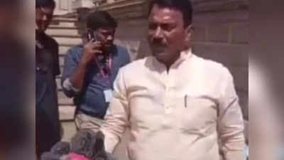 Gwalior News : मंत्री तुलसी सिलावट महाराज बाड़े परिसर में कचरा देखकर भड़के, हाथ से उठाकर डस्‍टबिन में डाला