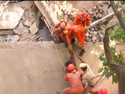 दिल्ली में गिरी इमारत, मलबे में दबने से दो मजदूरों की मौत, 3 को सुरक्षित बाहर निकाला गया