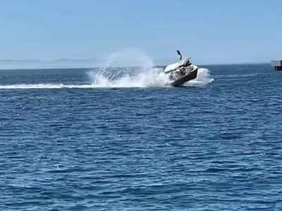 टूरिस्ट के लिए सजा बन गई नाव की सवारी, समुद्र से निकली इस चीज ने बोट को हवा में उड़ाया, देखें वीडियो