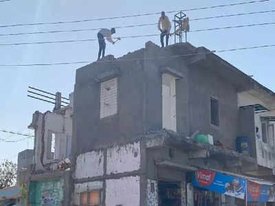 Gujarat: बुलडोजर देख खुद ही ग‍िराने लगे अपना घर, गुजरात के साबरकांठा में रामनवमी पर हुई ह‍िंंसा के बाद हो रही कार्रवाई