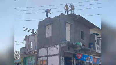 Gujarat: बुलडोजर देख खुद ही ग‍िराने लगे अपना घर, गुजरात के साबरकांठा में रामनवमी पर हुई ह‍िंंसा के बाद हो रही कार्रवाई