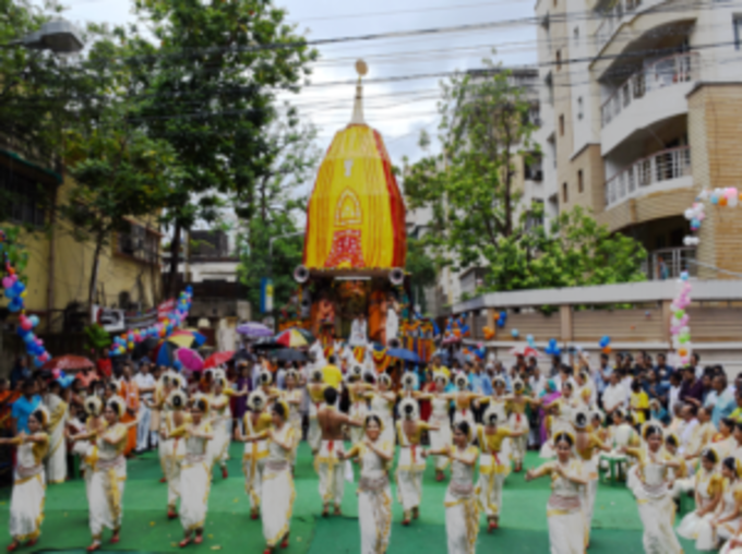 जगन्नाथजी के रथ के आगे सांस्कृतिक नृत्य