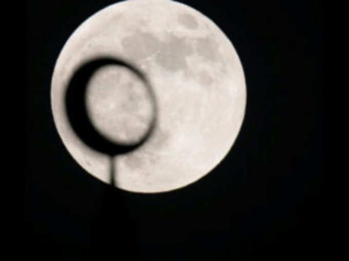 ग्रहण के चांद में समाया था ये चांद
