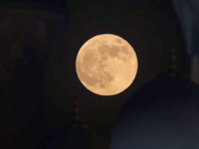 ग्रहण के दौरान ब्लडमून में बदलता चांद