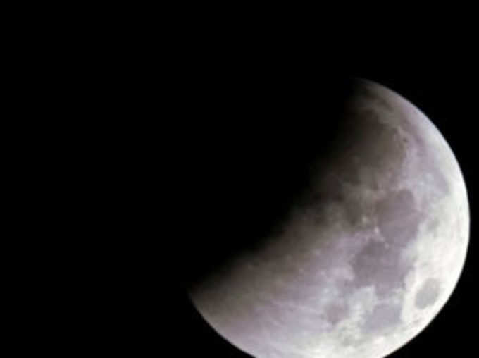चेन्नई में अभी ऐसा दिख रहा है चंद्रग्रहण