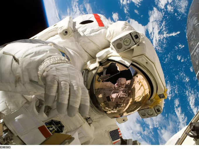 అమెరికాకి చెందిన వ్యోమగాములను ఆస్ట్రోనాట్లు (Astronauts) అంటారు. రష్యాకి చెందిన వ్యోమగాములను కాస్మోనాట్లు (cosmonauts) అంటారు.