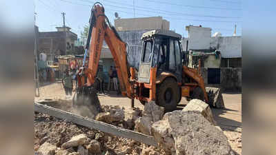 గుజరాత్‌లోనూ బుల్డోజర్ల ట్రెండ్... అక్రమ నిర్మాణాల కూల్చివేతలు 