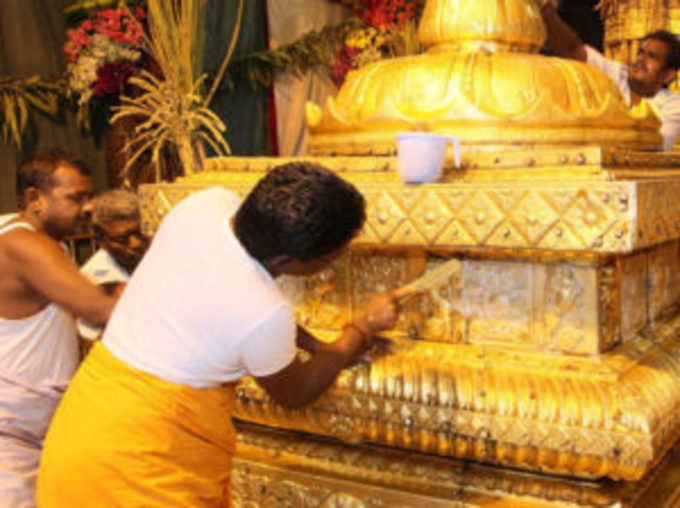 अनुष्ठान की तैयारी में मंदिर को सजाने में जुटे कार्यकर्ता