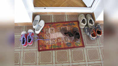 घर के बाहर जूते-चप्पल उतारने के इतने हैं फायदे, जानकर होंगे हैरान