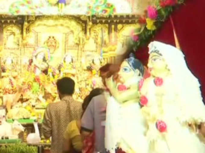 मुंबई में लोगों ने की पूजा