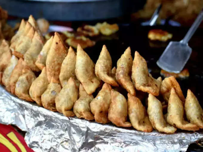 man making samosa from toilet news from saudi arab