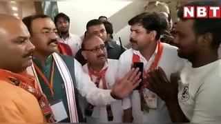 Barabanki News: सपा के दबंगों से बचा लो... जब केशव मौर्य के पैरों में गिरकर रोने लगा BJP कार्यकर्ता, देखें वीडियो