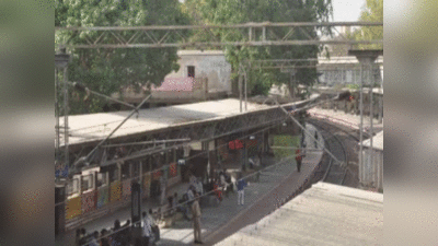 Agra News: राजामंडी रेलवे स्टेशन पर चामुंडा देवी मंदिर को हटाने का विवाद गहराया, हिंदुवादी संगठनों ने किया विरोध प्रदर्शन
