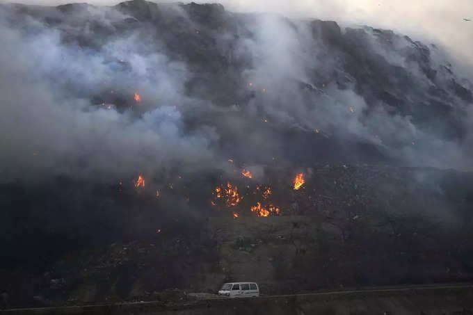 ​पक्षी भी अपने घोषले छोड़कर भागे