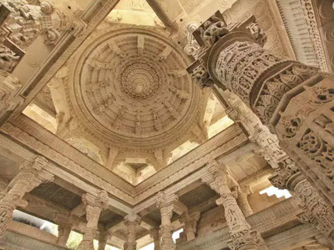 खुले आंगन में है श्रृंखला का यह पहला मंदिर