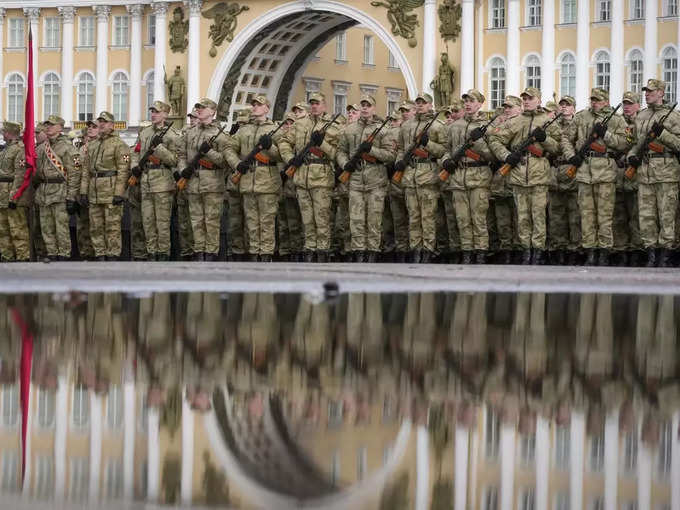 विक्टरी डे परेड में सैन्य ताकत दिखाता है रूस