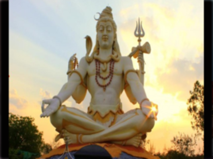 जप मुद्रा में ध्यान लगाए बैठे हैं शिव