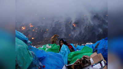 Bhalswa Landfill News: भलस्वा लैंडफिल पर धधकती आग और धुएं के बीच कूड़ा बीनने पहुंच रहे लोग