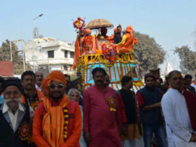 संतों का लग गया रेला