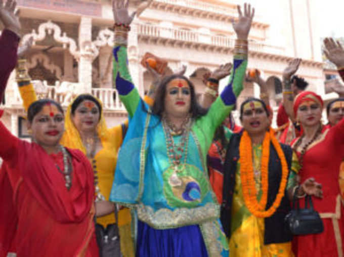 किन्‍नर अनुयायियों ने भी लगाए जयकारे