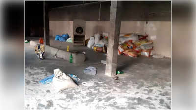 Agra: सरकारी राशन की कालाबाजारी का हुआ भंडाफोड़, पुलिस ने खाद्यान्न से भरे बोरे किए बरामद