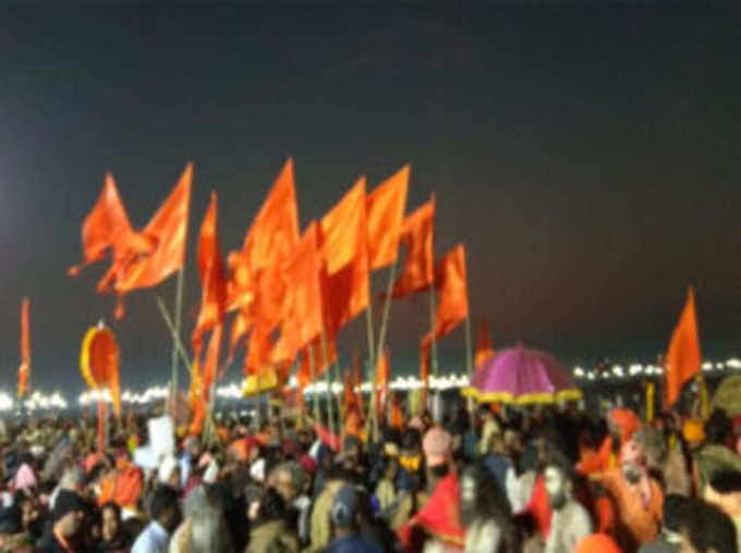 कुंभ में लहराता धर्म ध्वज