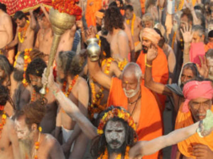 गदा, त्रिशूल लिए नागा साधुओं ने किया शक्ति प्रदर्शन