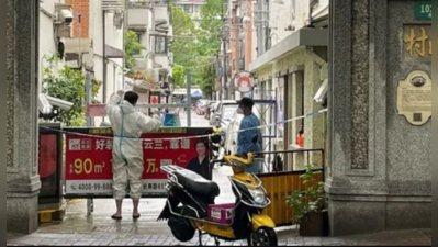 China: નાગરિકો સાથે થઈ રહ્યું છે પ્રાણીઓ જેવું વર્તન! ઘરોની બહાર લગાવવામાં આવી લોખંડની જાળી, રસ્તા પર ફરી રહ્યા છે રોબોટ