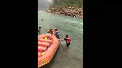 Rishikesh News: राफ्टिंग के दौरान नदी में गिरी लड़कियों के लिए देवदूत बने सेना के जवान, ऐसे बचाई जान