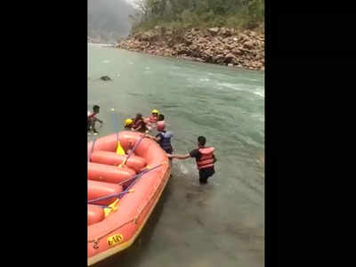 Rishikesh News: राफ्टिंग के दौरान नदी में गिरी लड़कियों के लिए देवदूत बने सेना के जवान, ऐसे बचाई जान