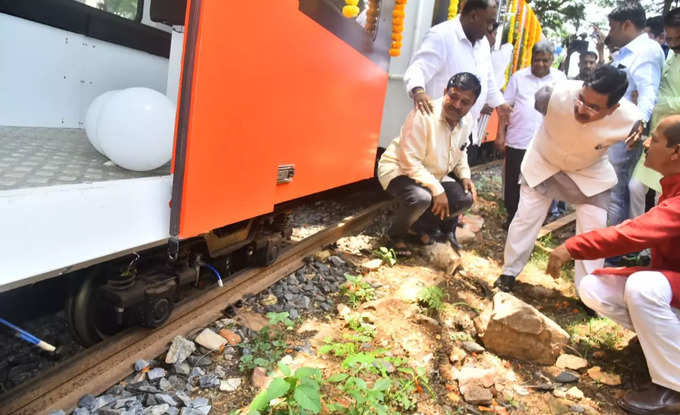 ಹಳಿ ತಪ್ಪಿದ ರೈಲನ್ನು ವೀಕ್ಷಿಸುತ್ತಿರುವ ಪ್ರಹ್ಲಾದ್ ಜೋಶಿ