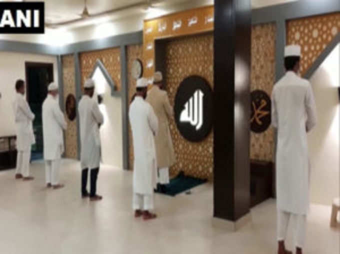 ईदगाह मस्जिद में लोगों ने नमाज अदा की