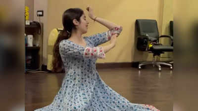 Janhvi Kapoor Dance Video:  रेखा के गाने पर जान्हवी कपूर ने किया दिलकश डांस, फैंस हुए फिदा