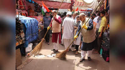 पूर्व सांसद विजय गोयल ने ईद से पहले दिल्ली जामा मस्जिद के आसपास चलाया सफाई अभियान