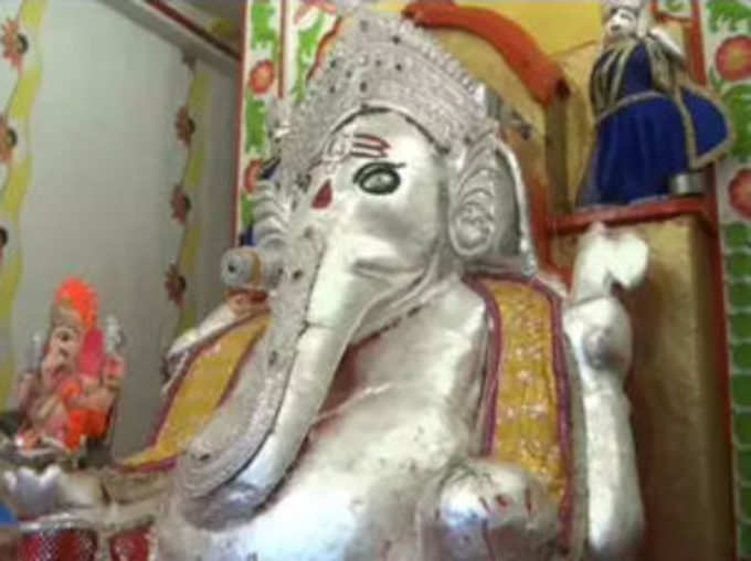 संकष्टी चतुर्थी पर गणेशजी के साथ लक्ष्मीजी की पूजा