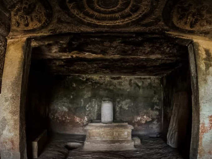 पुराने प्राचीन मंद‍िरों में से एक रावण फाड़ी गुफा मंदिर