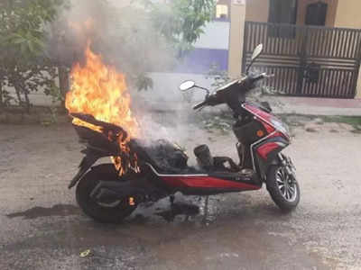 Electric Scooter Fire: इलेक्ट्रिक स्कूटरची आग काही थांबेना, आधी सीट झाली गरम, नंतर धावत्या स्कूटरला लागली आग