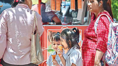 Delhi Heat Wave: 2 साल बाद घर से बाहर निकले बच्चे को गर्मी कर रही है बीमार, एक्सपर्ट से जानें बच्चों की देखभाल के जरूरी टिप्स