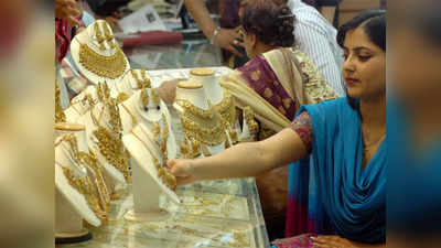 Gold Price Akshay Tritiya: अक्षय तृतीया से एक दिन पहले सोने-चांदी में भारी गिरावट, 745 रुपये सस्ता हुआ गोल्ड, सिल्वर 1228 रुपये टूटा