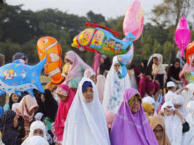 Eid in World: भारत सहित दुनिया भर में ईद का जश्न, देखें चुनिंदा तस्वीरें