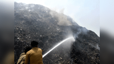 Bhalswa Landfill News: 8 दिन से भलस्वा में धधक रहा कूड़े का पहाड़, जहरीले धुएं से घुट रहा दम, बीमारों की बढ़ी संख्या