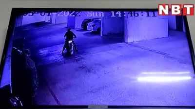 Noida News: लड़के की बाइक से भिड़ गई स्कूटी, गुस्से में देखिए लड़की का क्या कर दिया हाल