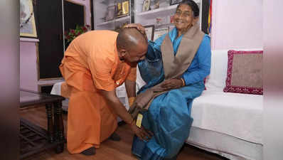 UP Uttarakhand News Live Updates: 5 साल बाद कुछ यूं सीएम योगी ने लिया मां का आशीर्वाद, देखिए एक्सक्यूसिव तस्वीर